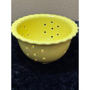Chantal Yellow Ceramic Colander Bowl With Scalloped Edge